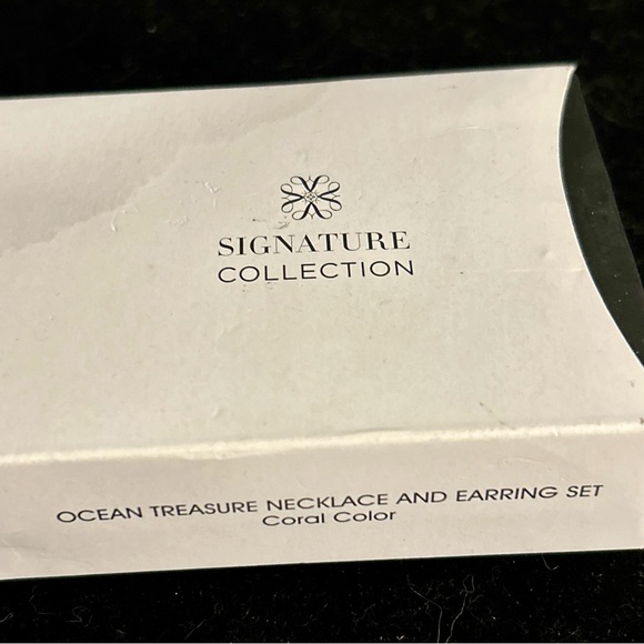 AVON New in Box, necklace and earring set. - Picture 7 of 9